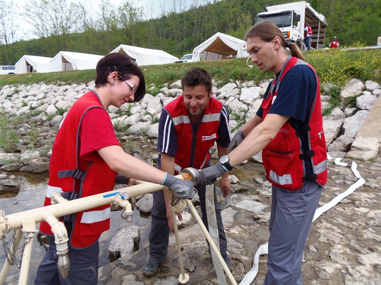 Rad na pročistaču vode - trening Crvenog križa na Mirni (G. ČALIĆ ŠVERKO)