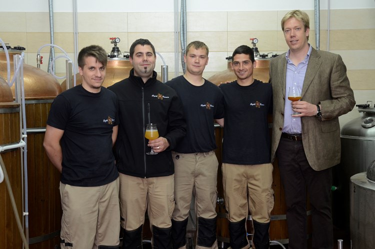 Simon Grbac s mladom ekipom zaposlenika pivovare