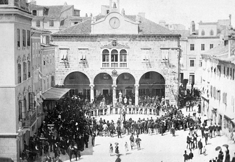 Mionijeva fotografija pulskog Foruma iz 1890. godine
