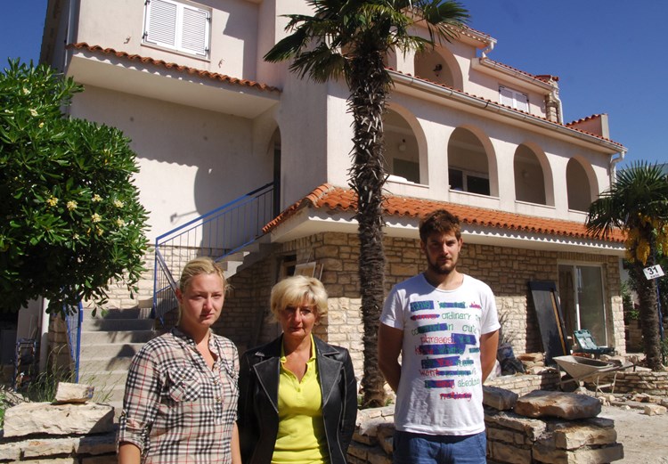 Obitelj Milanović ispred obiteljske kuće (snimio D. MEMEDOVIĆ)