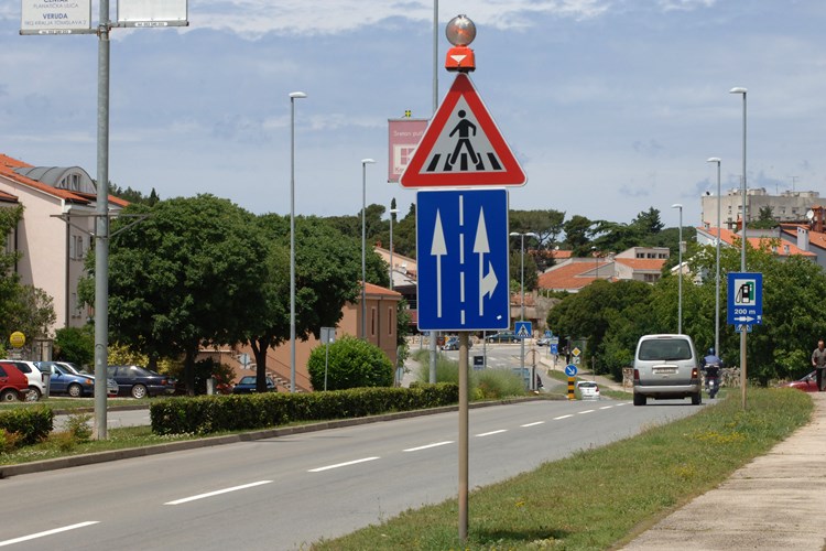 U Ulici Veruda postavljena je svjetleća signalizacija