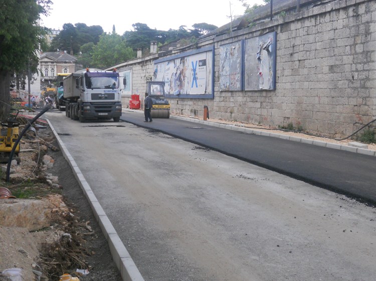 Polaganje asfaltnog sloja u dijelu Flaciusove ulice (G. ROJNIĆ)