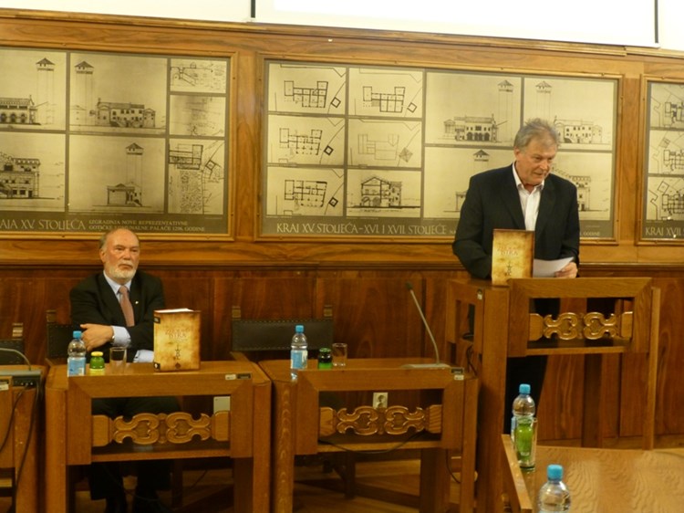 Knjigu su predstavili urednik Elmo Cvek i akademik Josip Bratulić