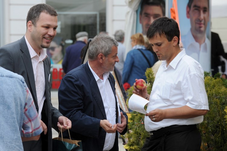 Dragurin Lesar i kandidat laburista za župana Ticijan Peruško građanima su dijelili jabuke (Snimio Milivoj MIJOŠEK)