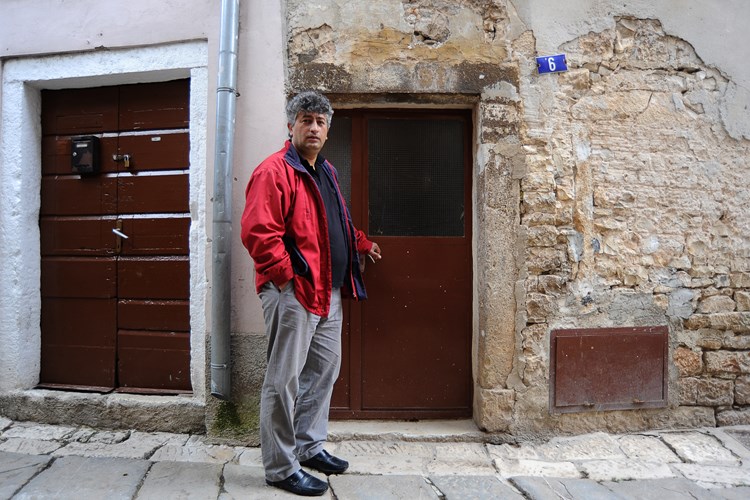 Predsjednik Centra kulture Roma Istre Ibrahim Punušković ispred kuće u Ulici Portarol (M. MIJOŠEK)