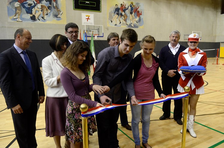 Vrpcu su prerezali Alessia Petrović, Karlo Ivan Prpić i Kristina Drandić