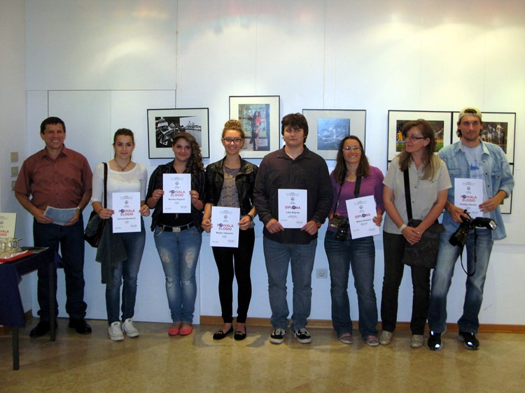 Dio nagrađenih autora Foto 4 u društvu s predsjednicom žirija i tajnikom CVU-a Batana (N. O. R.)