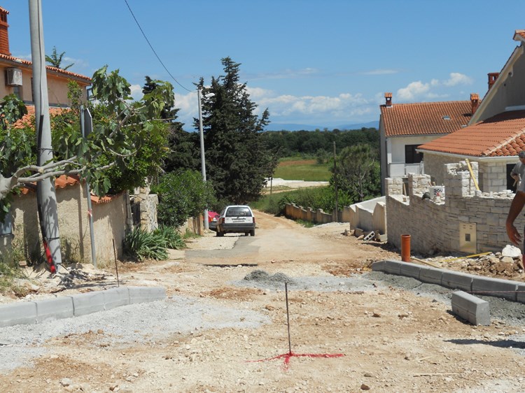 Prvo je mimo projekta započela gradnja pločnika… (P. SOFTIĆ)