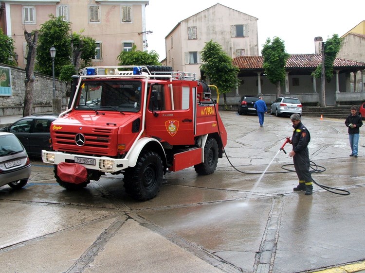 Čišćenje ulja s Titovog trga u Labinu