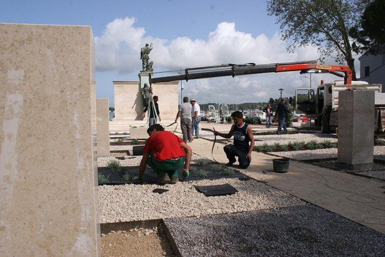Postavljanje kamenih postolja u Titovom parku (S. Z. T.)