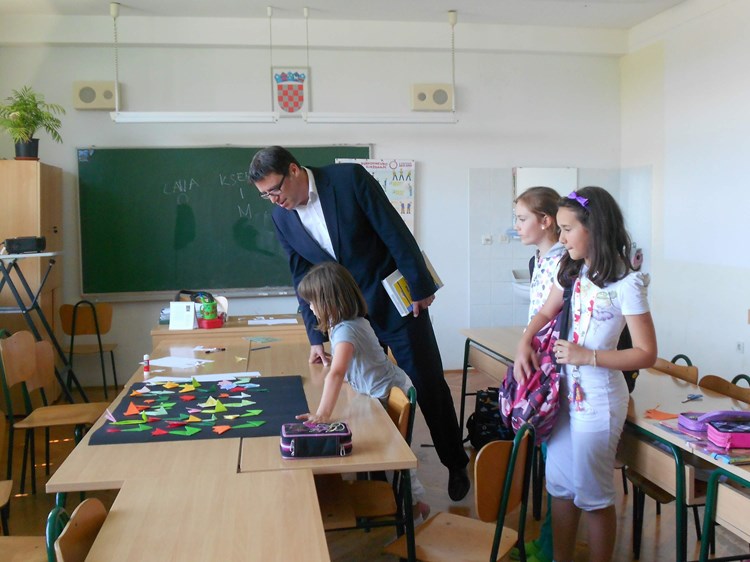 Ministar Željko Jovanović tijekom posjeta Osnovnoj školi Vladimira Nazora