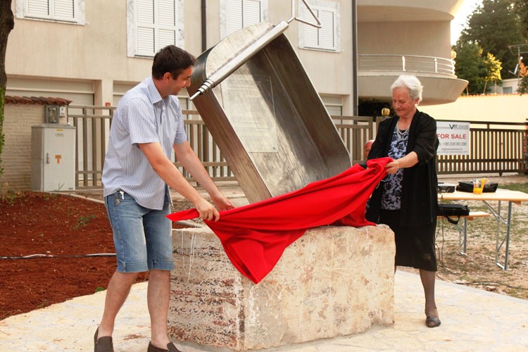 Skulpturu su otkrili medulinski načelnik Goran Buić i 82-godišnja Nela Žarković