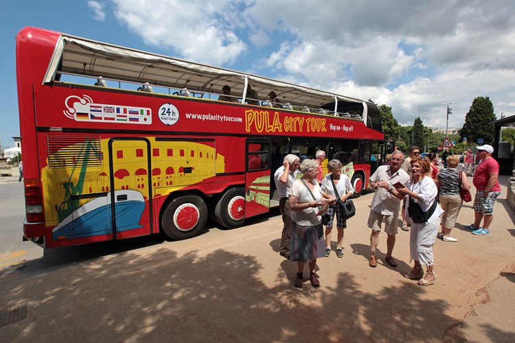 Crveni turistički autobus na kat već mjesec dana vozi po Puli (M. ANGELINI)