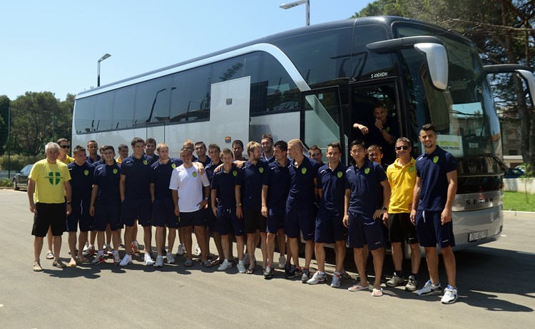 Pulski igrači uoči ulaska u autobus kojim su otišli na Roglu