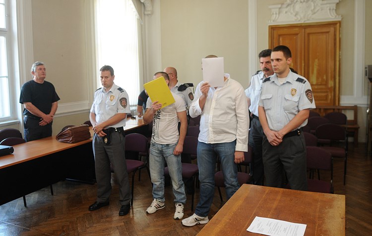 Skrivali lice tijekom presude: lijevo Nermin Bajrić, desno Diego Kosinožić (D. ŠTIFANIĆ)