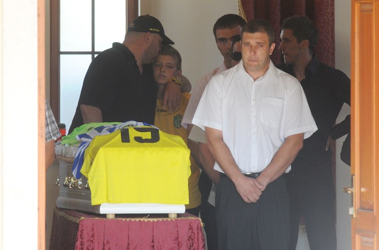 Suze u očima i otac koji grli najmlađeg sina - Igor i Toni Pamić