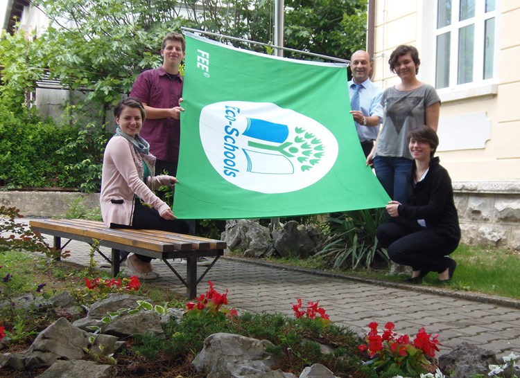Zelenu zastavu podignuli su učenici (G. ČALIĆ ŠVERKO)