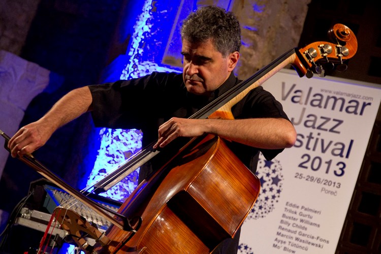Renaud Garcia Fons u atriju Eufrazijeve bazilike (Foto Valamar Jazz Festival)