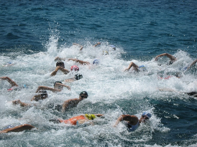Zapjenilo se more - start plivačkog dijela utrke (I. RADETIĆ) 