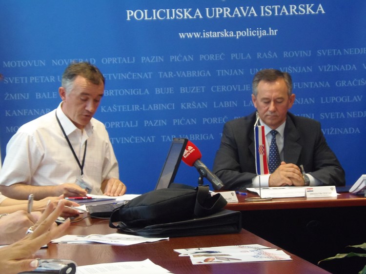 Robi Belušić, načelnik Sektora upravnih i inspekcijskih poslova i Dragutin Cestar, načelnik PU istarske (M. KOŠTA)