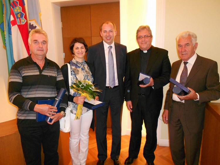 Mladen Rimanić, Sandra Marečić, mons. Vilim Grbac i Vinko Stihović s gradonačelnikom Renatom Krulčićem (M. RIMANIĆ)