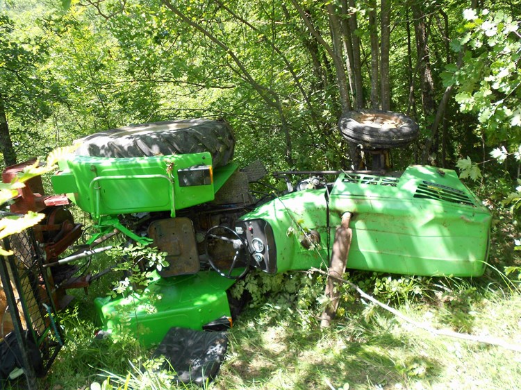 Vlado Vagaja traktorom je vukao posječena stabla