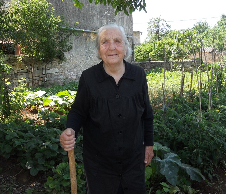 Fuma Bilić živi sama, potpuno je samostalna, ne nosi naočale i hoda bez štapa, osim u vrtu (P. LUKEŽ)
