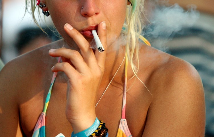 Sve popularnije cigarete od motanog duhana (Jure MIŠKOVIĆ/CROPIX)
