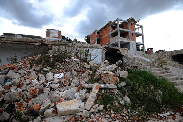 Kuće koje su se nekad morale rušiti, sada se ponovno grade na istom mjestu ali - legalno  (N. Vilić/CROPIX)
