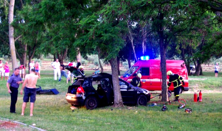  Vozilo je izletilo s ceste i udarilo u stablo (D. POŽARIĆ/Parentium.com)