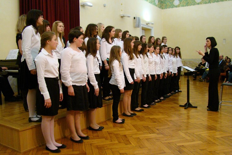 Prvi koncert školskih zborova upriličen na inicijativu profesorice Suzane Goldin (V. BEGIĆ)