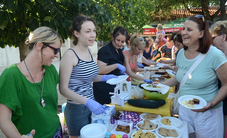 Poklonici zdrave hrane okupirali prvu pulsku eko-tržnicu (M. ANGELINI)