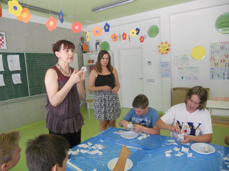 Voditeljica Marinela Pincan Šimić pojašnjava kako kaširanjem izraditi glavu lutke 