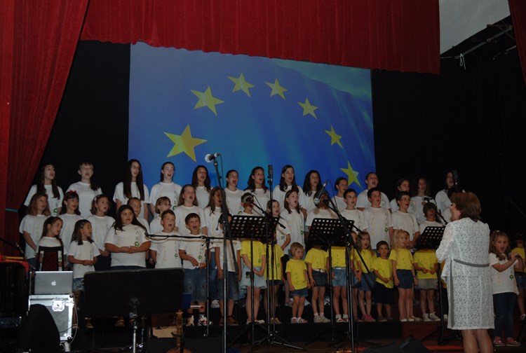 Zarovci pjevaju 'Odu radosti' povodom ulaska u EU (D. MEMEDOVIĆ)