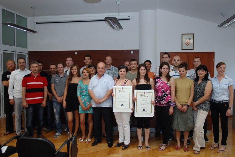 Dobitnici majstorskih diploma s predsjednikom Komore Mariom Paliskom