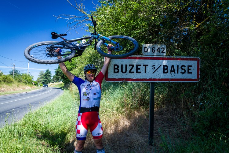 Napokon na cilju - Aleš Grvatin u Buzet- sur-Baiseu (Julien DUVAL)