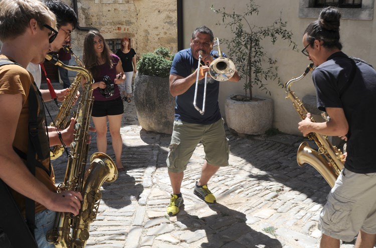 Spontana svirka polaznika i mentora Ljetne jazz akademije HGM-a na grožnjanskim ulicama