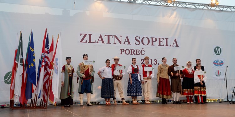Trinaeste mediteranske folkorne susrete "Zlatna sopela" otvorilo je sinoć šest grupa iz Europe i Kanade