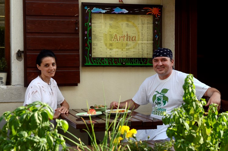 Klaudija i Ladislav Korotaj ispred svog restorana (J. PREKALJ) 