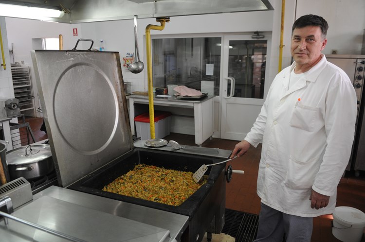 Kuhar Dragan Racan već deset godina kuha u valturskoj kaznionici