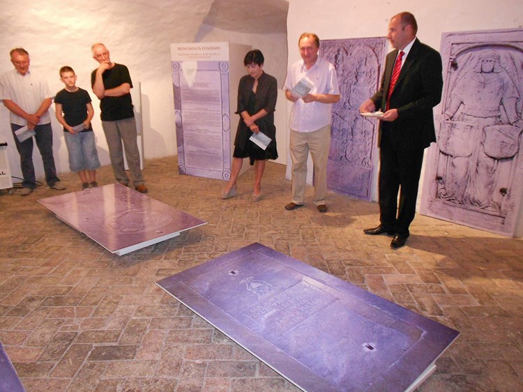 Marija Ivetić, Denis Visintin i Renato Krulčić na otvorenju izložbe 'Monumenta funerary' (M. RIMANIĆ)