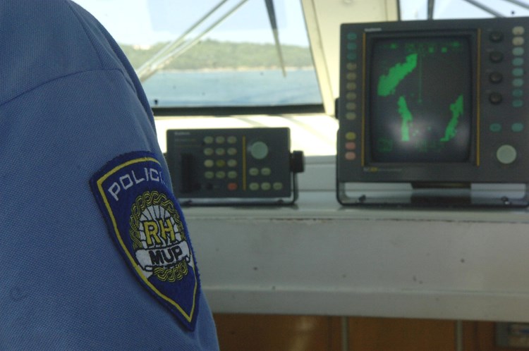 Medulinca su pomorski policajci na skuteru s nepripadajućim oznakama zatekli u lokalnom akvatoriju (M. SARDELIN/arhiva)
