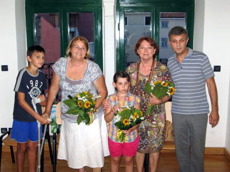 Vera Bosazzi (u društvu unuka), Antonija Kondić i Marija Balh s Eliom Privileggiom (N. O. R.)