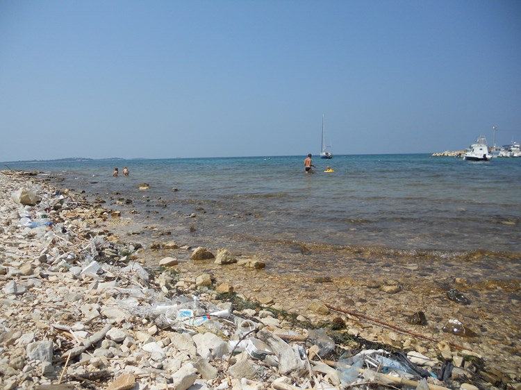 Plaža pusta zbog smeća, kupači 'odselili'