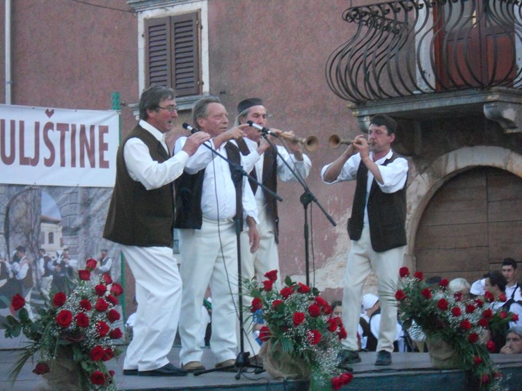 Milan Milotić, Petar Brgić, Mauricio Mirković i Drago Draguzet otpjevali su i odsvirali veselu pjesmu 'Barba Tone'