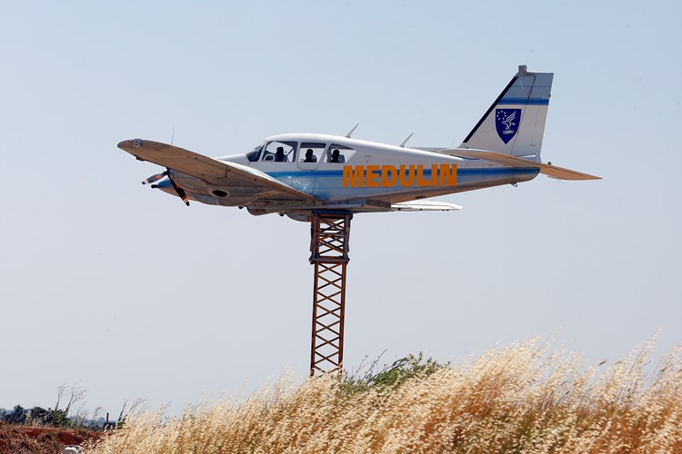 Avion je postavljen je na posebne nosače tako da se uvijek okreće u smjeru vjetra (G. ŠEBELIĆ/CROPIX)