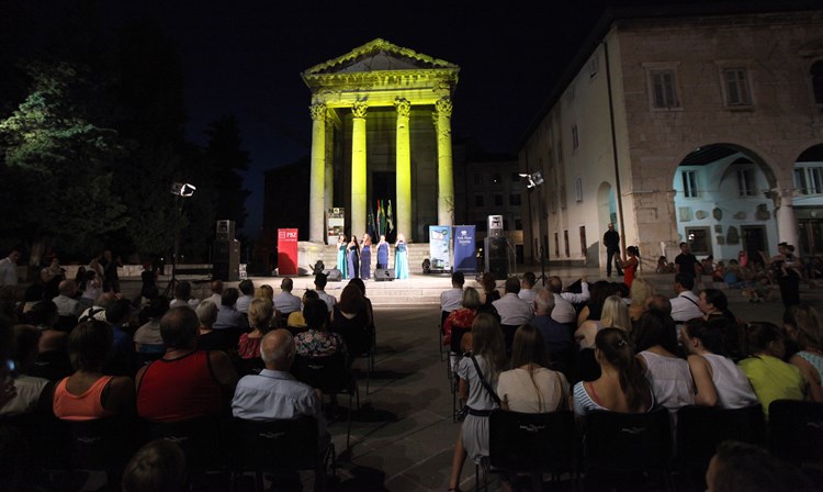 Tjedan izraelske kulture u Istri počeo je ispred Augustovog hrama