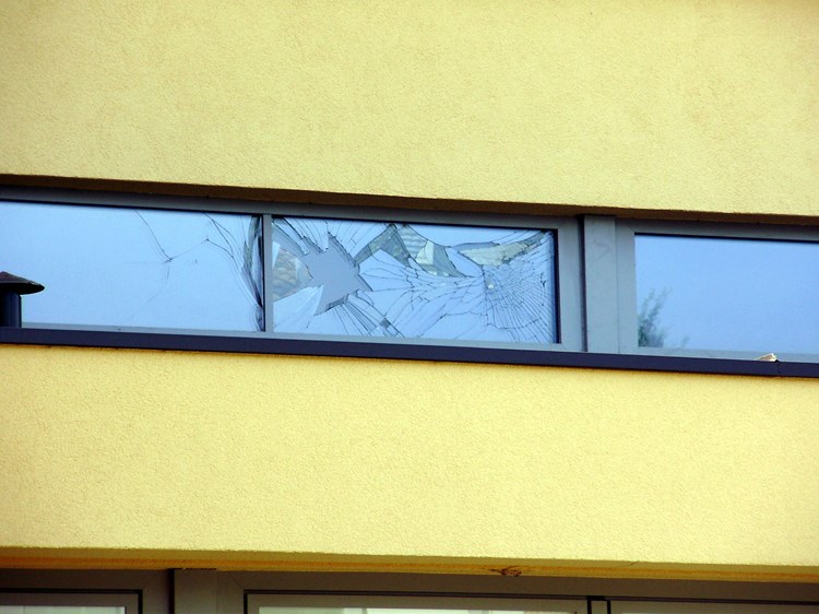 Razbijeni prozori na Talijanskoj osnovnoj školi "Bernardo Benussi" u Rovinju (A. POKRAJAC)