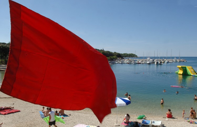 Crvena zastava na plaži u Pješčanoj Uvali (D. MEMEDOVIĆ)