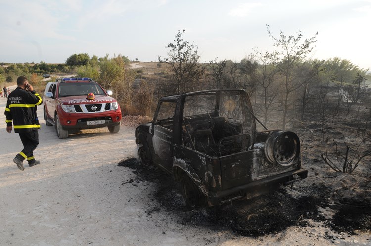 Na Rtu Kamenjak, na predjelu Njive, zapalio se automobil 